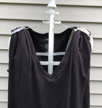 Load image into Gallery viewer, black tshirt on mannaquin with sleeve clips
