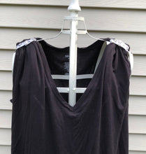 Load image into Gallery viewer, black tshirt with white tennis sleeve clips
