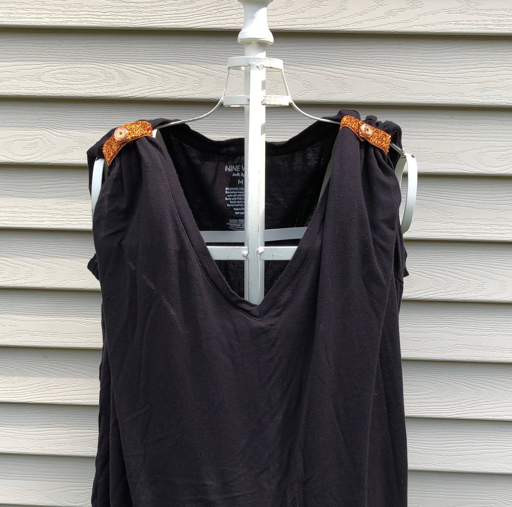 sparkly orange sleeve clips on black tshirt 