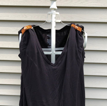 sparkly orange sleeve clips on black tshirt 