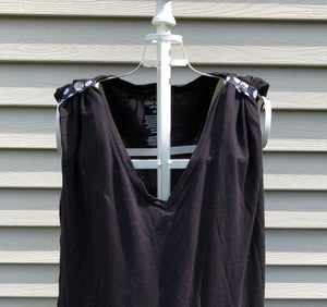 black tshirt with black volleyball sleeve clips