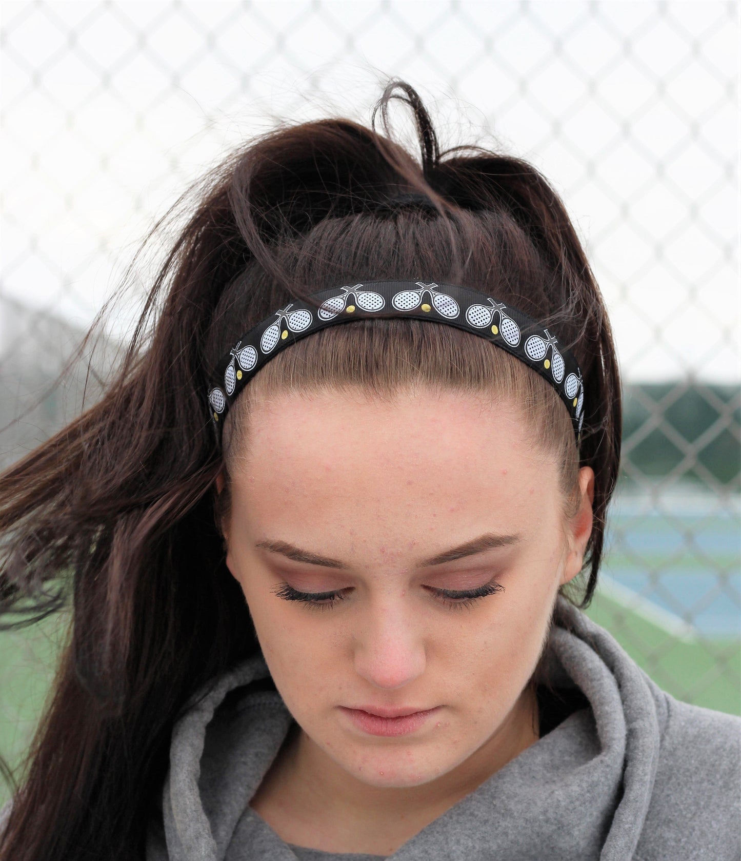 black tennis headband on model front view
